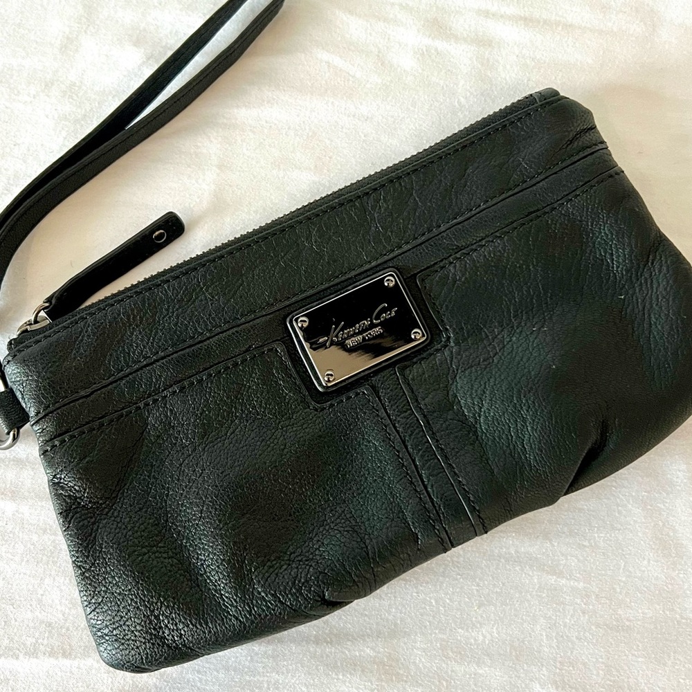 Kenneth Cole New York black clutch wristlet❤️